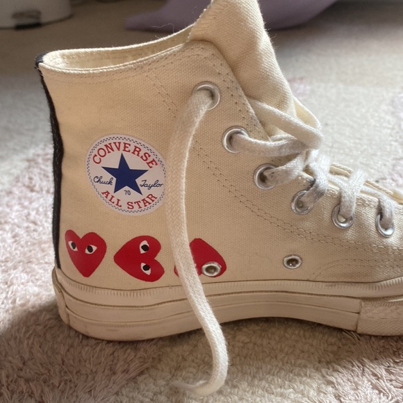 women’s size 6 Men’s size 4 converse with hearts - Picture 5 of 5